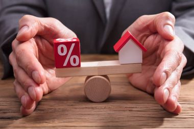 Ahşap Resepsiyon üzerinde yüzde ve ev arasındaki dengeyi korumak işadamı