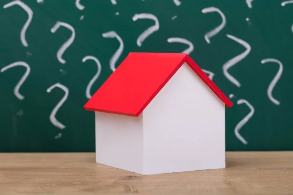 Zbliżenie Model Dom Czerwonym Dachem Przeciwko Chalkboard Wykazujących Objawy Znak — Zdjęcie stockowe