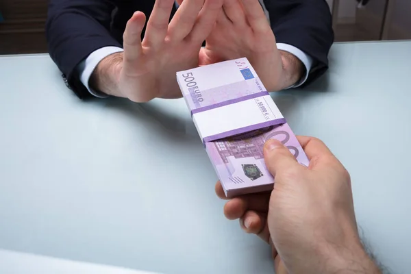 Close Van Een Zakenman Hand Weigeren Smeergeld Aangeboden Door Zijn — Stockfoto