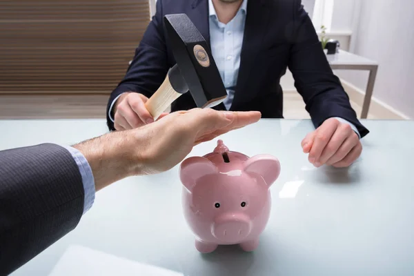 Die Hand Des Geschäftsmannes Hindert Seinen Kollegen Daran Sparschwein Mit — Stockfoto