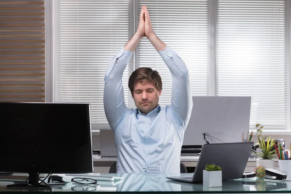 Joven Empresario Cansado Estirando Sus Brazos Lugar Trabajo —  Fotos de Stock