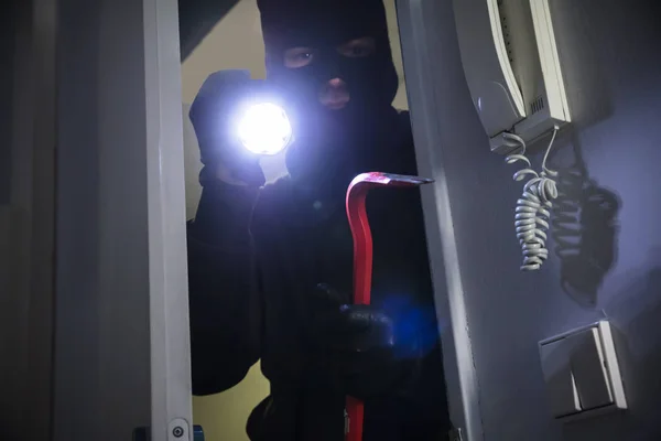 Ladrão Com Lanterna Crowbar Entrando Casa — Fotografia de Stock
