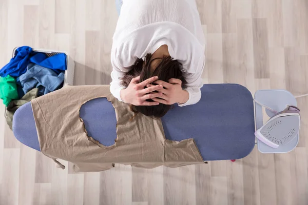 Forhojd Utsikt Ledsen Kvinna Som Står Vid Strykbräda Med Brända — Stockfoto