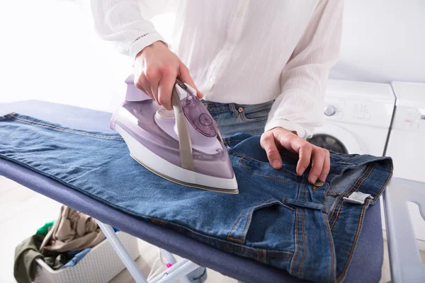 Gros Plan Sur Jeans Repassage Main Une Femme Avec Fer — Photo