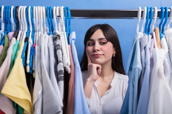 Jeune Femme Regardant Des Vêtements Sur Rail Vêtements Magasin — Photo