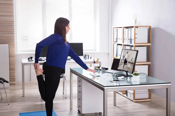 Giovane Donna Affari Guardando Fattura Sul Computer Che Yoga — Foto Stock