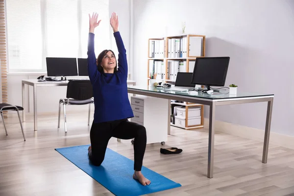 Zijaanzicht Van Een Jonge Zakenvrouw Training Trainingsmat Office — Stockfoto