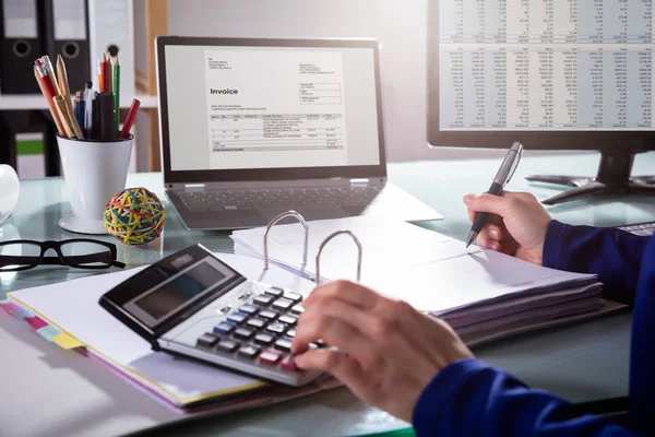 Close Van Hand Van Een Ondernemer Berekening Van Factuur Het — Stockfoto