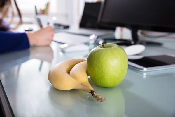 Großaufnahme Von Bananen Und Grünem Apfel Auf Dem Bürotisch — Stockfoto
