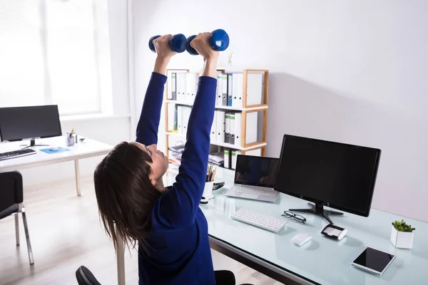 Vista Trasera Una Mujer Negocios Haciendo Ejercicio Con Mancuerna — Foto de Stock