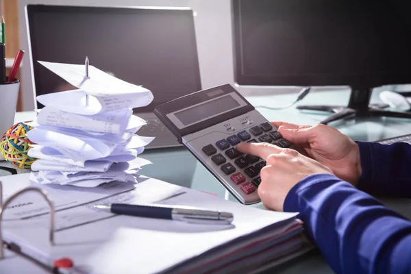 Ondernemer Hand Met Behulp Van Calculator Voor Het Berekenen Van — Stockfoto