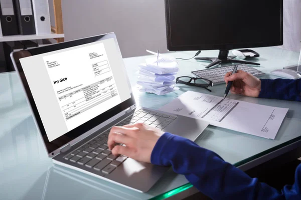 Close Fatura Verificação Mão Empresário Laptop Escritório — Fotografia de Stock