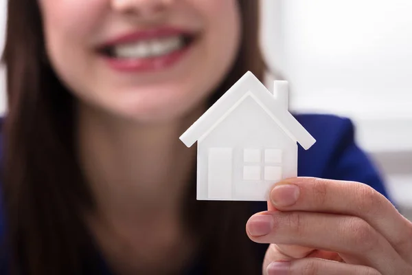 Close Van Een Vrouw Hand Hebt Witte Huis Model — Stockfoto