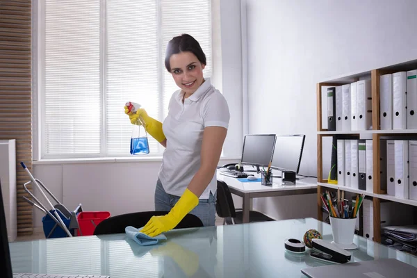 Retrato Zelador Fêmea Feliz Vestindo Luvas Amarelas Mesa Limpeza Com — Fotografia de Stock