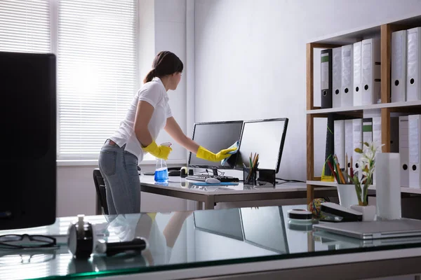 Mujer Joven Que Limpia Ordenador Con Trapo Oficina — Foto de Stock