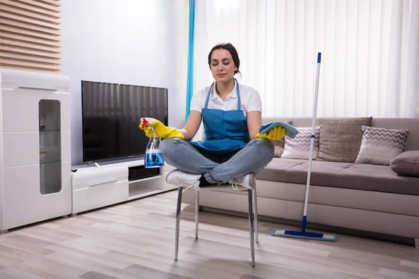 Jonge Vrouwelijke Janitor Mediteren Stoel Thuis — Stockfoto