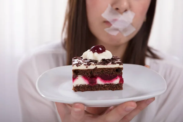 Mano Mujer Sosteniendo Rebanada Delicioso Pastel Placa Con Notas Adhesivas —  Fotos de Stock