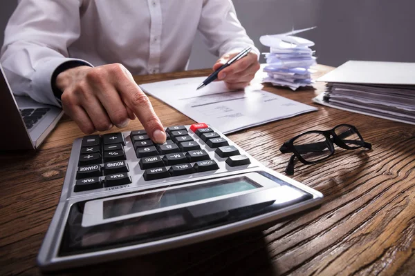 Mão Empresário Calculando Bill Com Calculadora Mesa Madeira — Fotografia de Stock