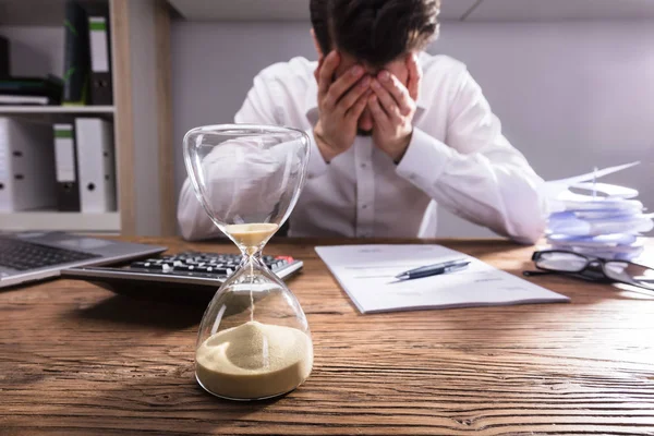 Close Van Een Zandloper Voor Boos Zakenman Office — Stockfoto