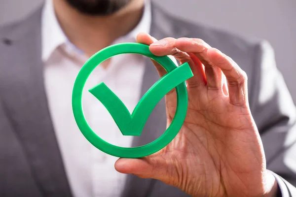 Close Van Een Ondernemer Hand Hebt Groen Vinkje Pictogram — Stockfoto