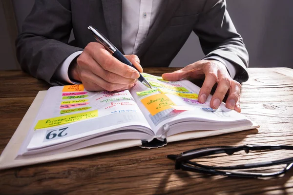 Horario Escritura Mano Del Empresario Diario Con Pluma Escritorio Madera —  Fotos de Stock