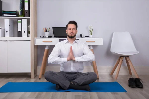 Zakenman Zittend Oefening Mat Mediteren Office — Stockfoto