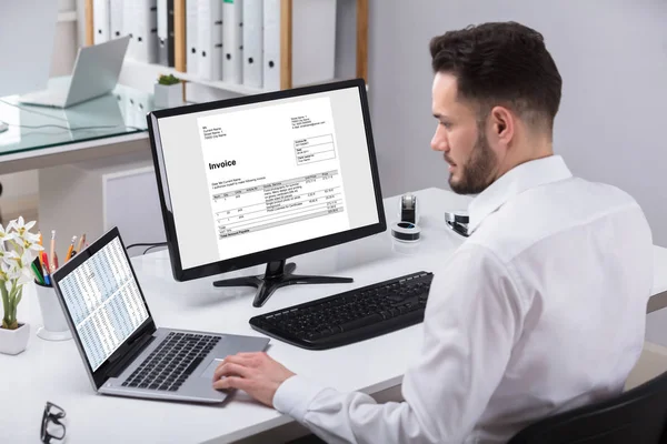 Jonge Zakenman Laptop Met Computerscherm Weergegeven Factuur — Stockfoto