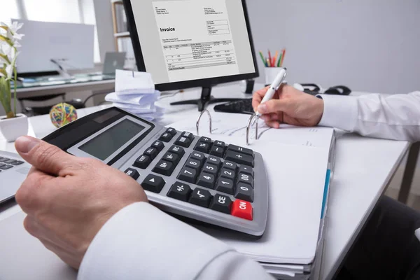 Close Mão Empresário Calculando Bill Com Calculadora — Fotografia de Stock