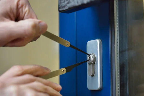 Närbild Persons Hand Dörren Med Lockpicker — Stockfoto