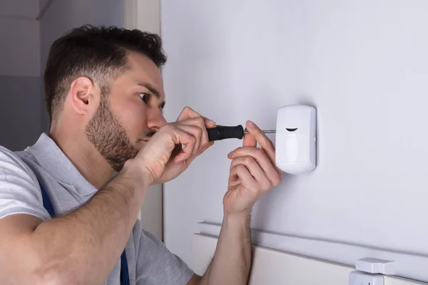 Close Jovem Eletricista Instalando Sensor Porta Sistema Segurança Parede — Fotografia de Stock