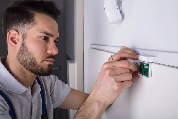 Primer Plano Del Sensor Puerta Sistema Seguridad Fijación Mano Técnico — Foto de Stock