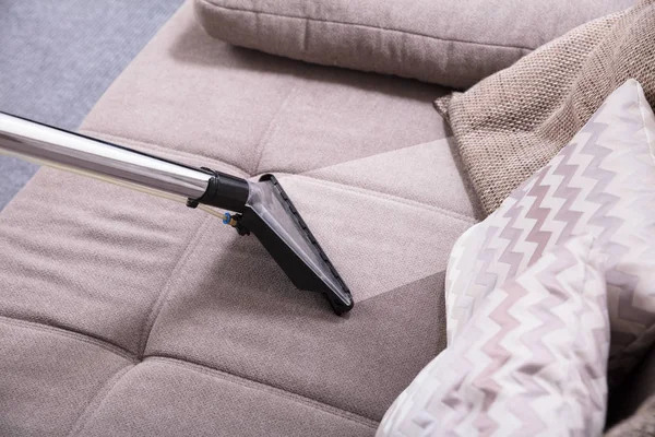 Hoge Hoekmening Van Stofzuiger Vuile Sofa Thuis — Stockfoto