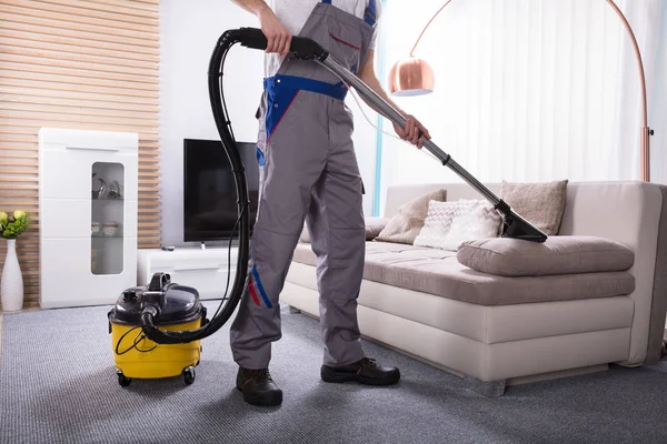 Man Reinigen Sofa Woonkamer Met Behulp Van Stofzuiger Thuis — Stockfoto