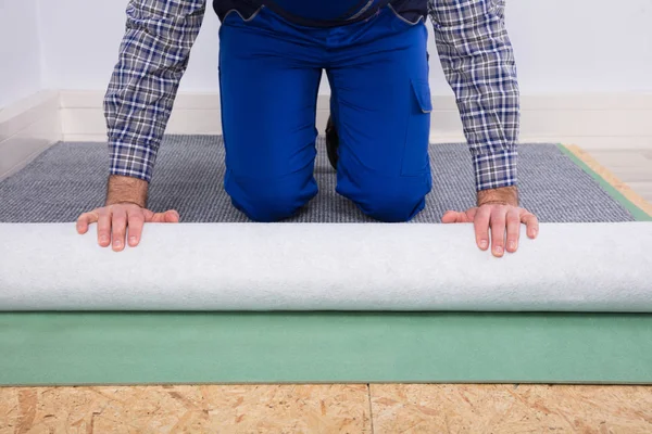 Close Male Worker Hand Installing Carpet — Stock Photo, Image