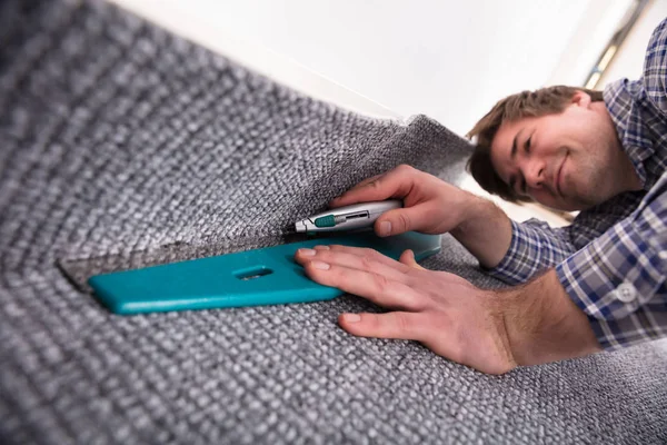 Ajustador Alfombra Masculina Instalación Alfombra Con Cortador — Foto de Stock