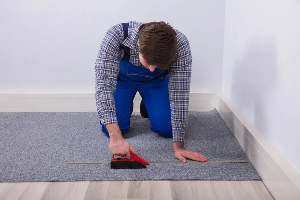 Närbild Matta Montörs Hand Installera Grå Matta Med Trådlösa Skruvmejsel — Stockfoto