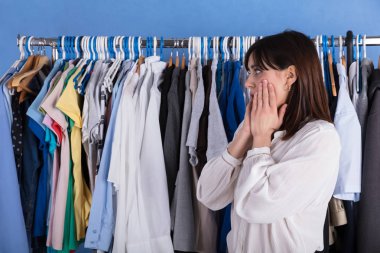 Genç kadın giysileri demiryolu önünde duran bir close-up vurguladı