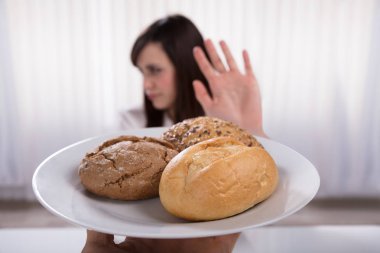 Bir Kadın Ekmek ve Kurabiye Tabağını Reddediyor