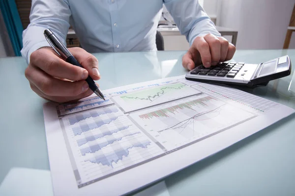 Photo Businessperson Hand Analyzing Graph Using Calculator — Stock Photo, Image