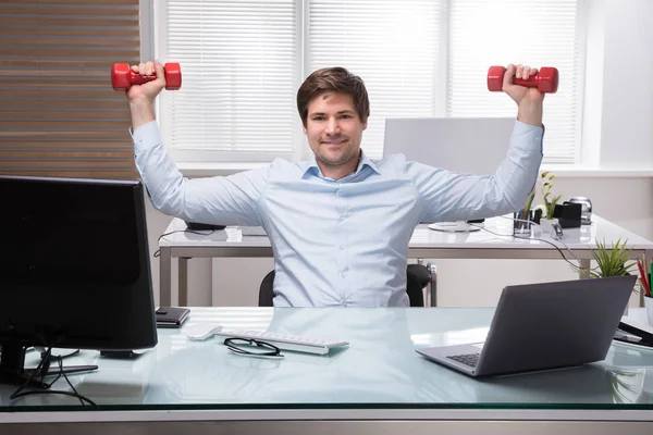 Selamat Pebisnis Muda Melakukan Latihan Dengan Dumbbell Merah — Stok Foto