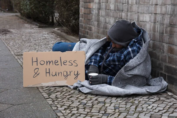 Mężczyzna Żebrak Leżący Ulicy Bezdomnych Głodny Tekst Tekturze — Zdjęcie stockowe