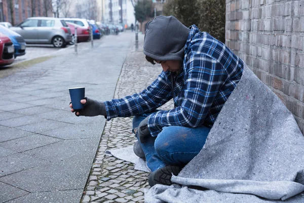 Mano Mendigo Usando Guantes Sosteniendo Taza Desechable — Foto de Stock