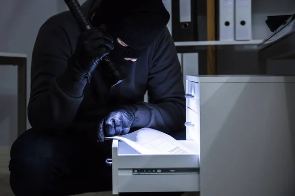 Ladrão Segurando Lanterna Roubar Documento Gaveta Escritório — Fotografia de Stock