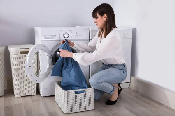 Jeune Femme Regardant Shirt Devant Machine Laver Ouverte — Photo