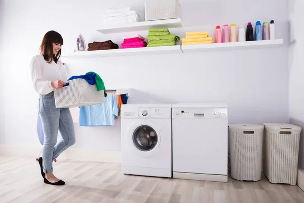 Jovem Mulher Transportando Cesta Cheia Roupas Sujas Lavanderia — Fotografia de Stock