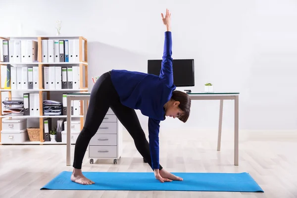 Seitenansicht Einer Jungen Geschäftsfrau Beim Workout Auf Einer Trainingsmatte Büro — Stockfoto