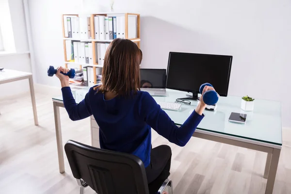 Jovem Empresária Sentada Cadeira Fazendo Exercício Com Halteres — Fotografia de Stock