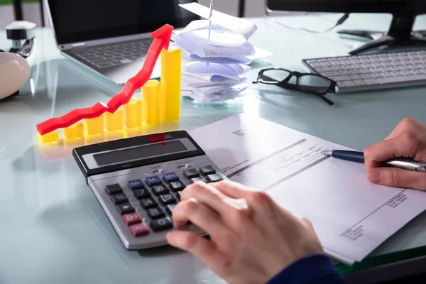 Mão Empresário Calculando Bill Com Calculadora Perto Gráfico Crescente — Fotografia de Stock