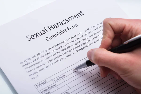 Nahaufnahme Einer Menschlichen Hand Die Ein Beschwerdeformular Für Sexuelle Belästigung — Stockfoto