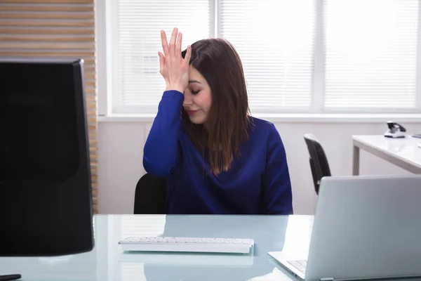 Triste Jovem Empresária Com Mão Testa Sentada Escritório — Fotografia de Stock